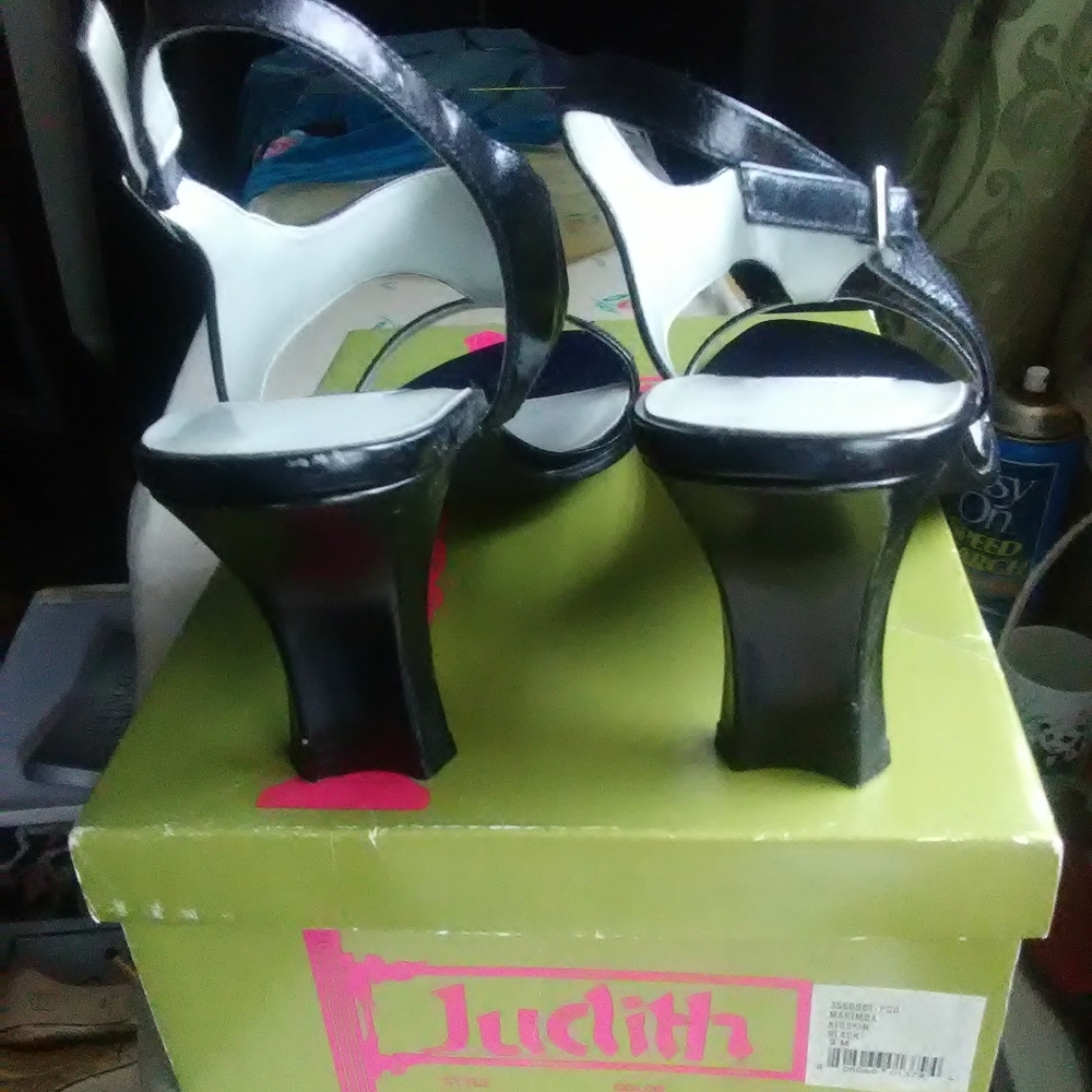 Shoe - Picture 2 of 3